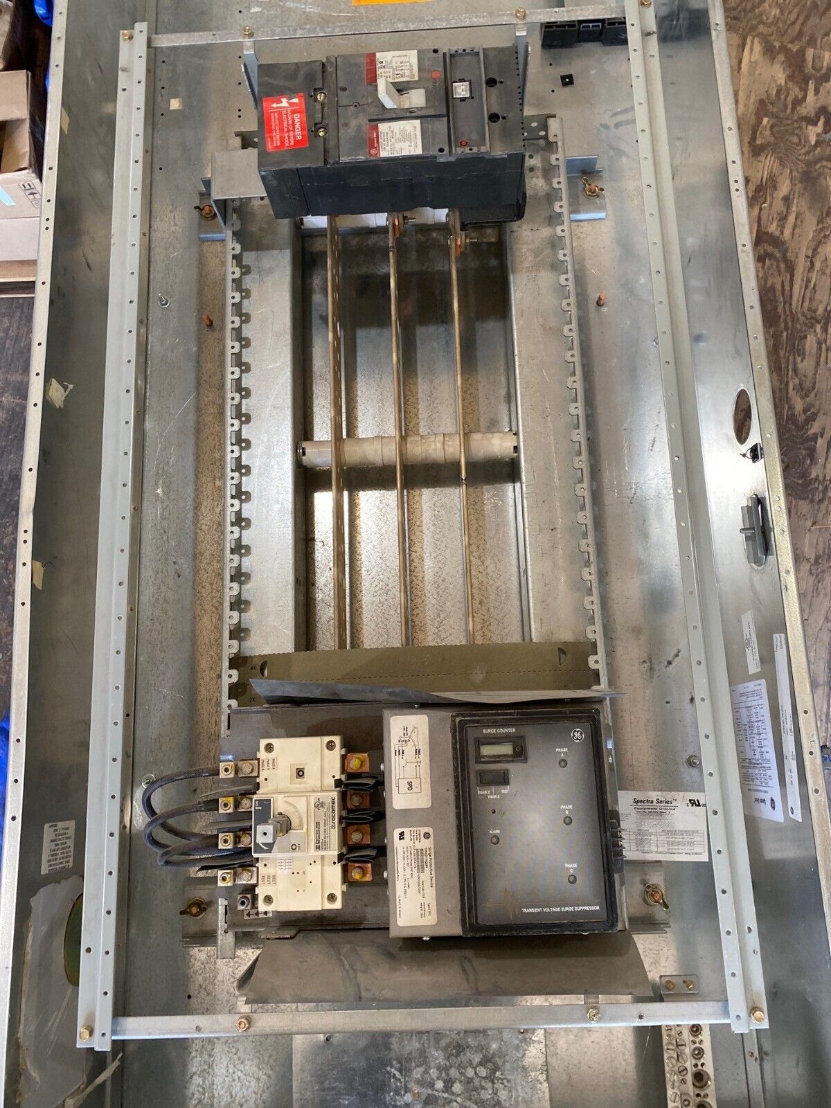 GE APNB Bolt On Panelboard 400A 480/277V 3PH 4W Indoor Encl MCB SGLA36AT0400 P497 Used