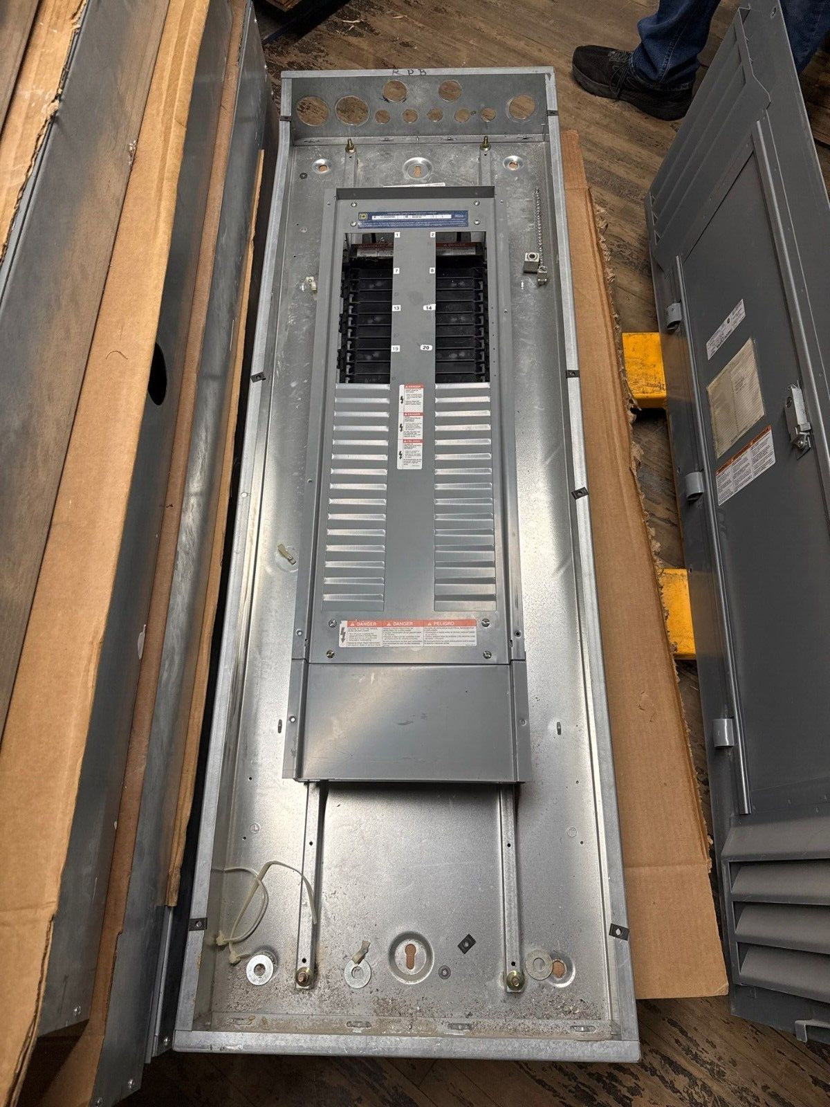 Square D NF Panelboard 400A 600/347V 3PH 4W MLO 54 Circuit Indoor Encl MH62 P564 Used