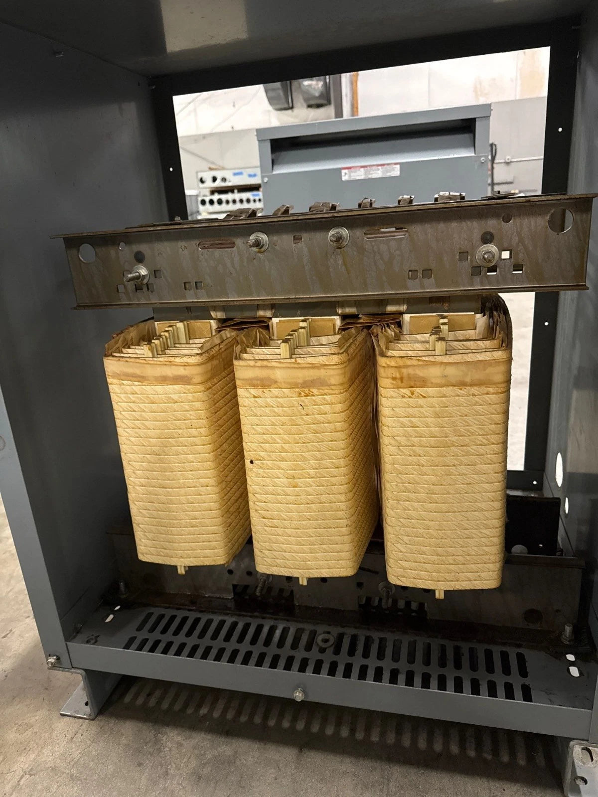 Square D 112.5KVA EE112T3H Transformer 3PH Pri 480V Sec 208Y/120V Indoor T282 Used