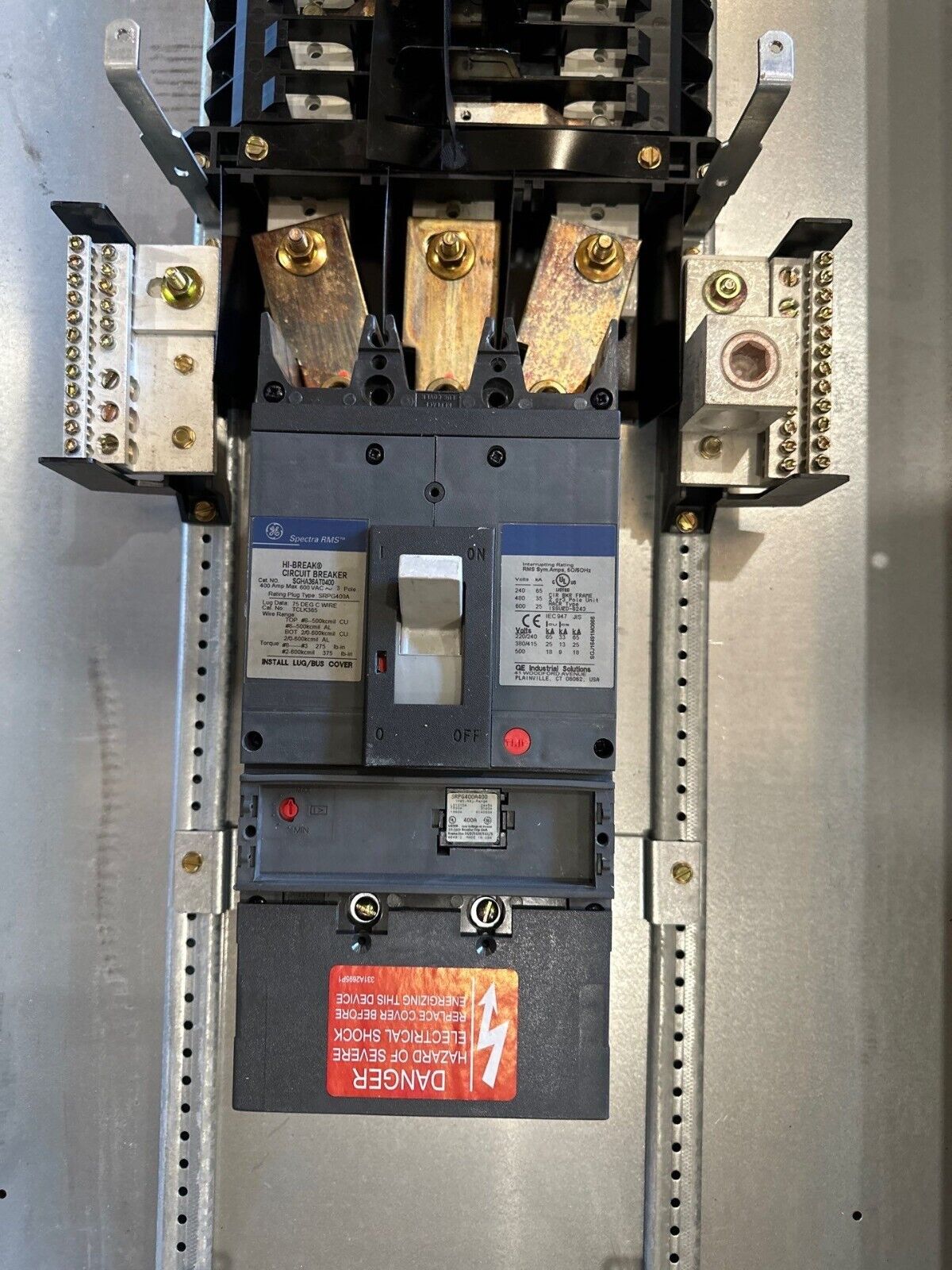 GE AEF3124KB Panelboard 400A 480Y/277V 3PH 4W 18 Circuit Indoor Encl MCB 400 Amp P548 Used