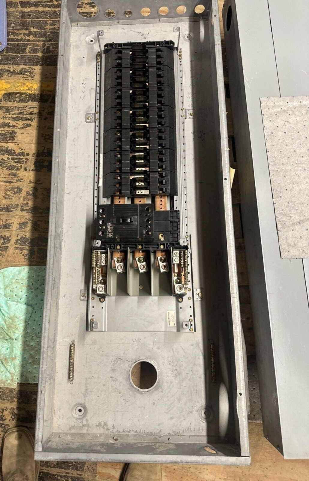 GE AQF3422ABX Panelboard 225A 208Y/120V 3PH 4W Indoor Encl MCB 42 Circuit AB55B P003 Used