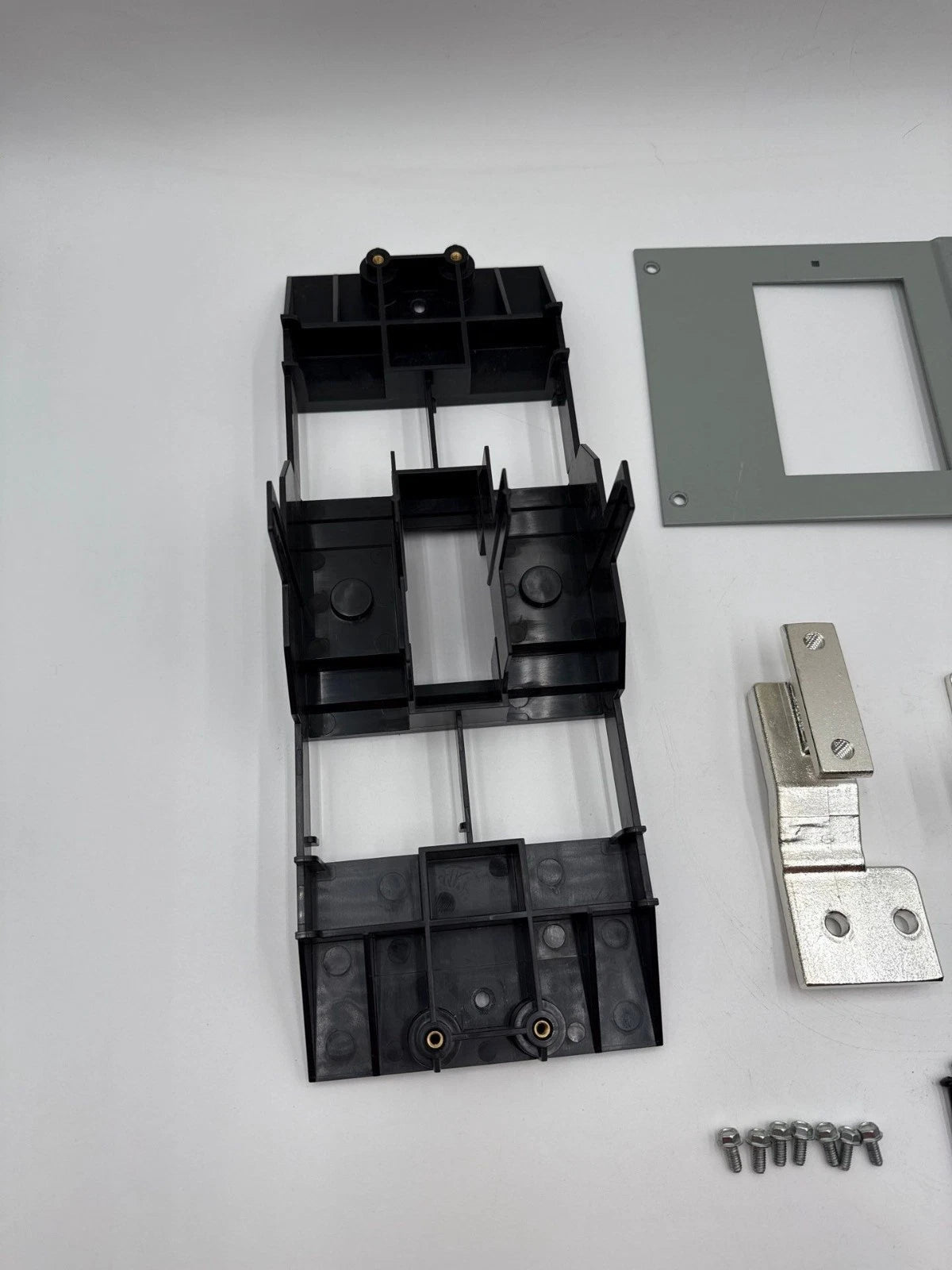 Siemens BBKVA52P3T Twin Strap Kit For P3 Panel 3VA52 Breakers 2 Pole or 3 Pole Used