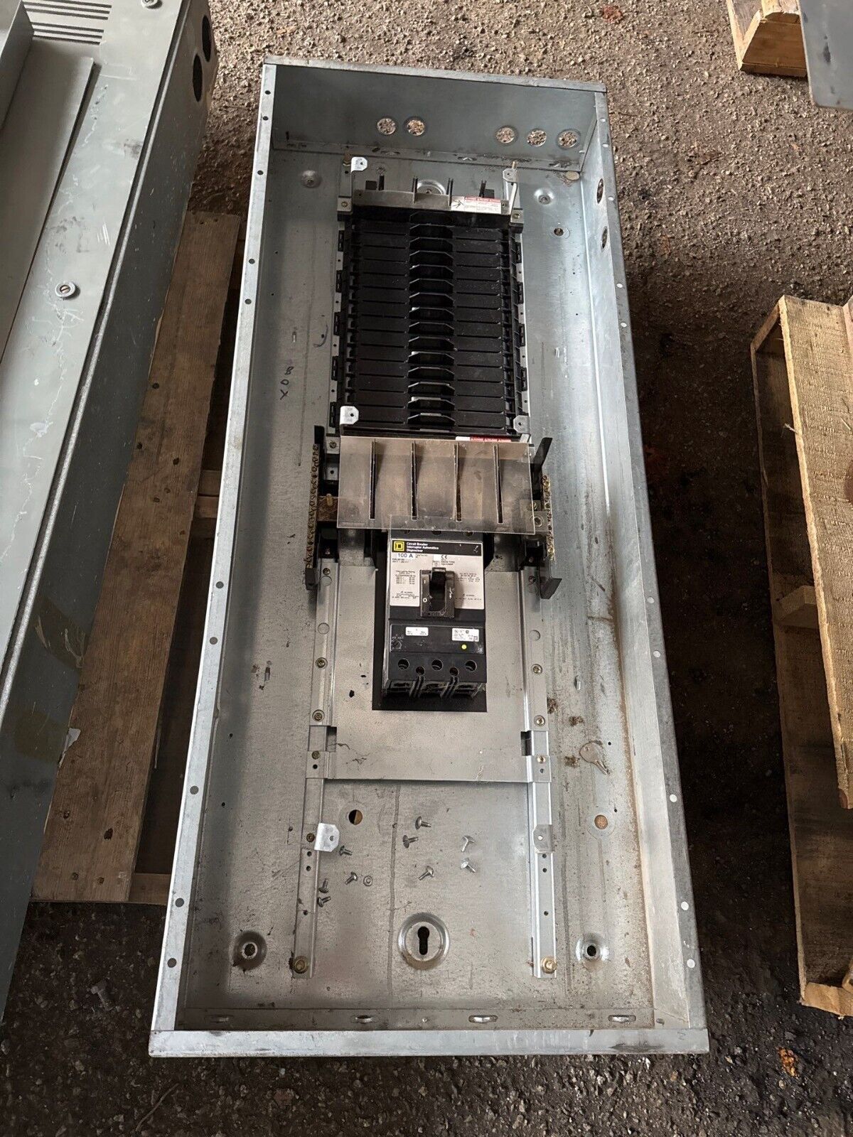 Square D NF Panelboard 150A 480/277V 3PH 4W 30 Circuit Indoor Encl MCB KAL36100 P628 Used
