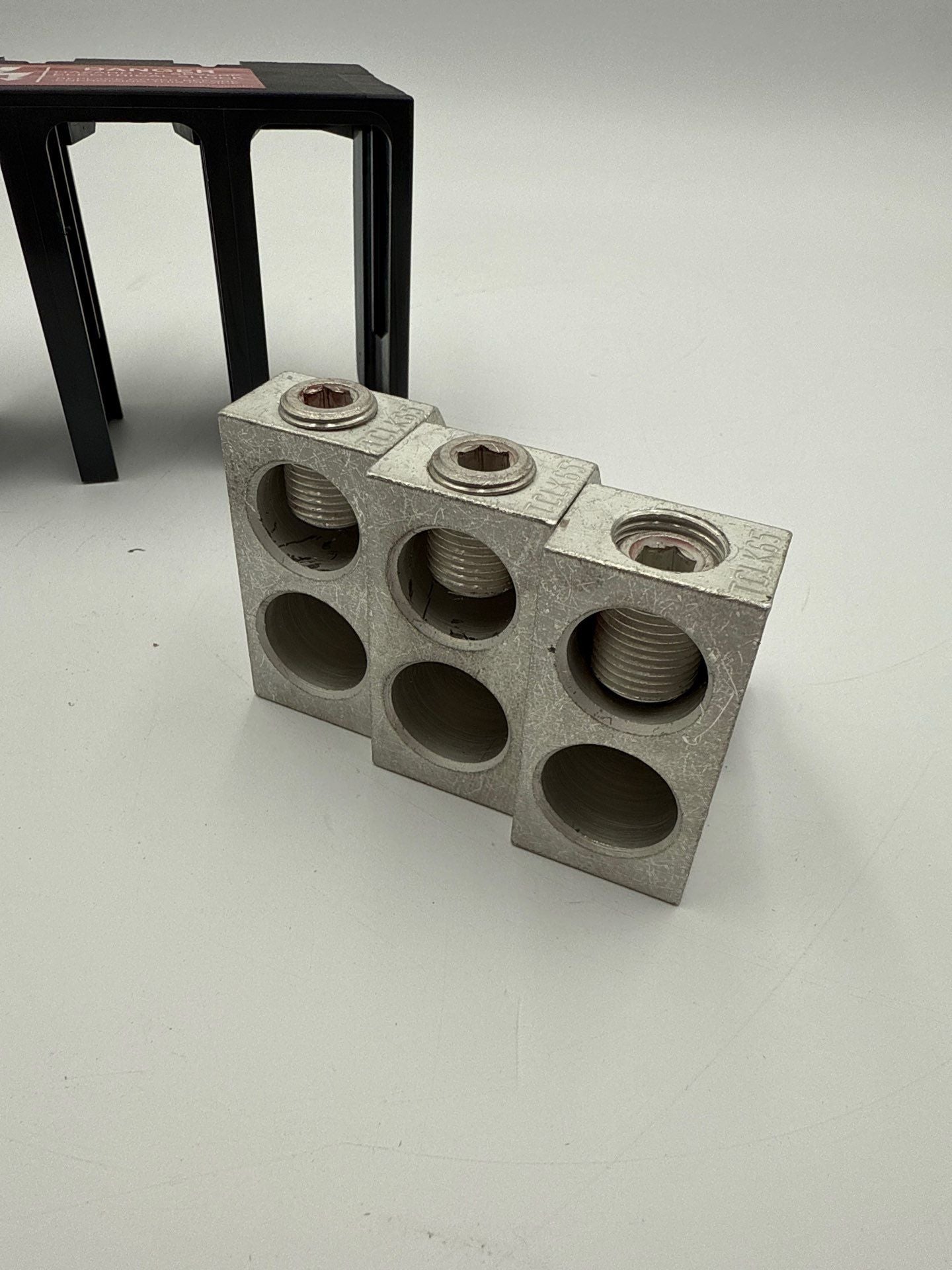 GE TCLK365 Circuit Breaker Lug Kit 600A For 3P 2 Barrel 500MCM Used