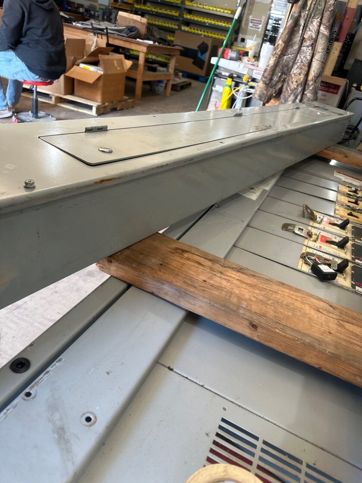 Eaton PRL1a-LX Panelboard 225A 120/240V 1PH 3W Type 1 Indoor Encl 42 Circuit P475 Used