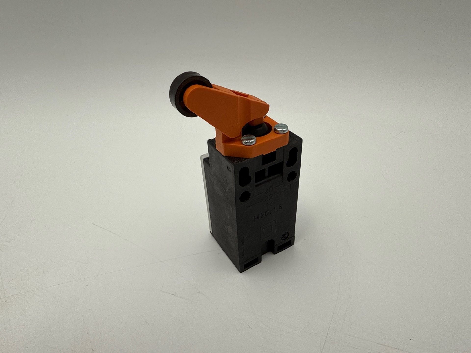 Siemens 3SE2-200-1F Angular Roller Snap Action Limit Switch 6A 230V New