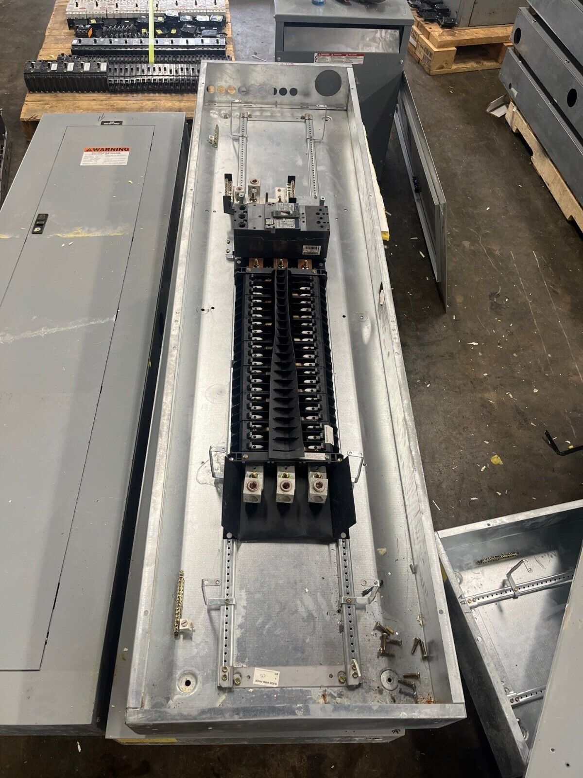 GE AEF3424MBX Panelboard 400A 480/277V 4W 3PH Indoor Encl 42Cir SFHA36AT0250 MLO P583 Used