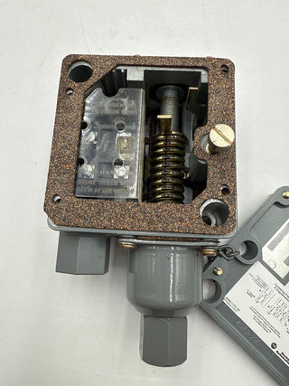 Allen Bradley 836T-T252J Pressure Switch Vacuum Control 200PSI MAX 6-75 PSI New