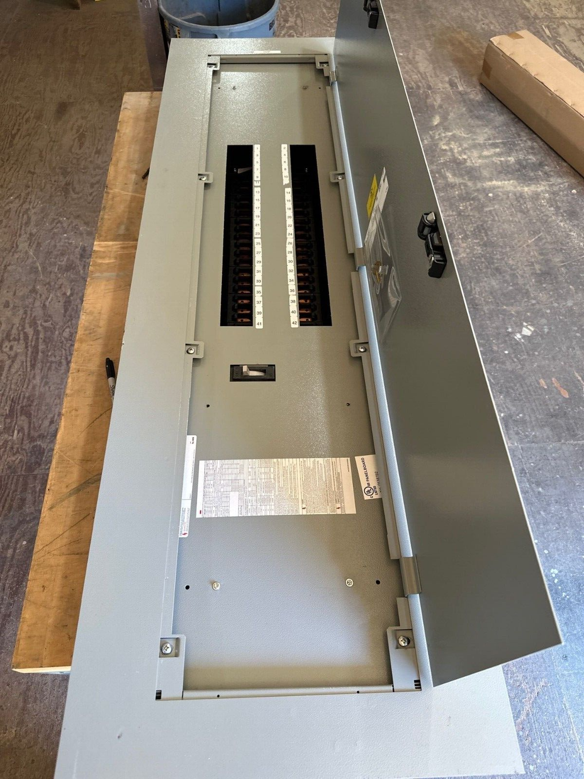 GE AEF3424MBX Panelboard 400A 480/277V 3PH 4W 42 Circuit Indoor Encl AB64B MCB P517 Used