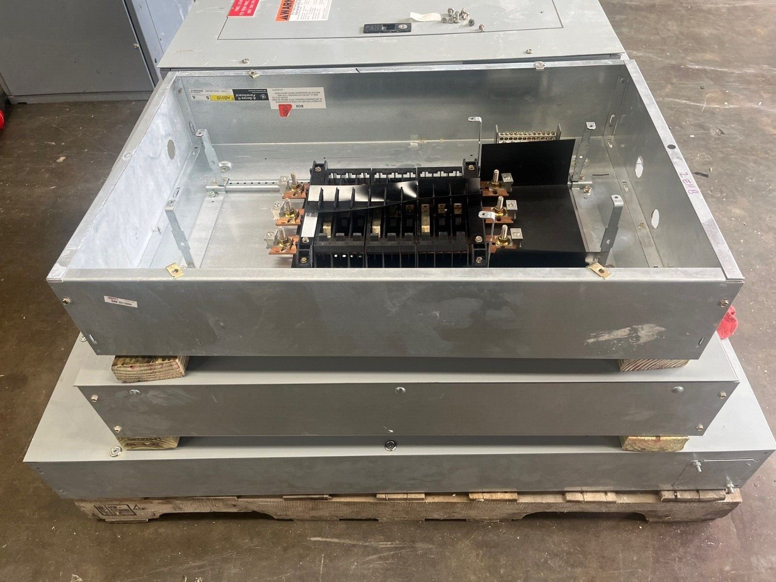 GE AEF3181MTX Panelboard 125A 480/277V 3PH 4W Indoor Encl 18 Circuit MLO AB31B P605 Used