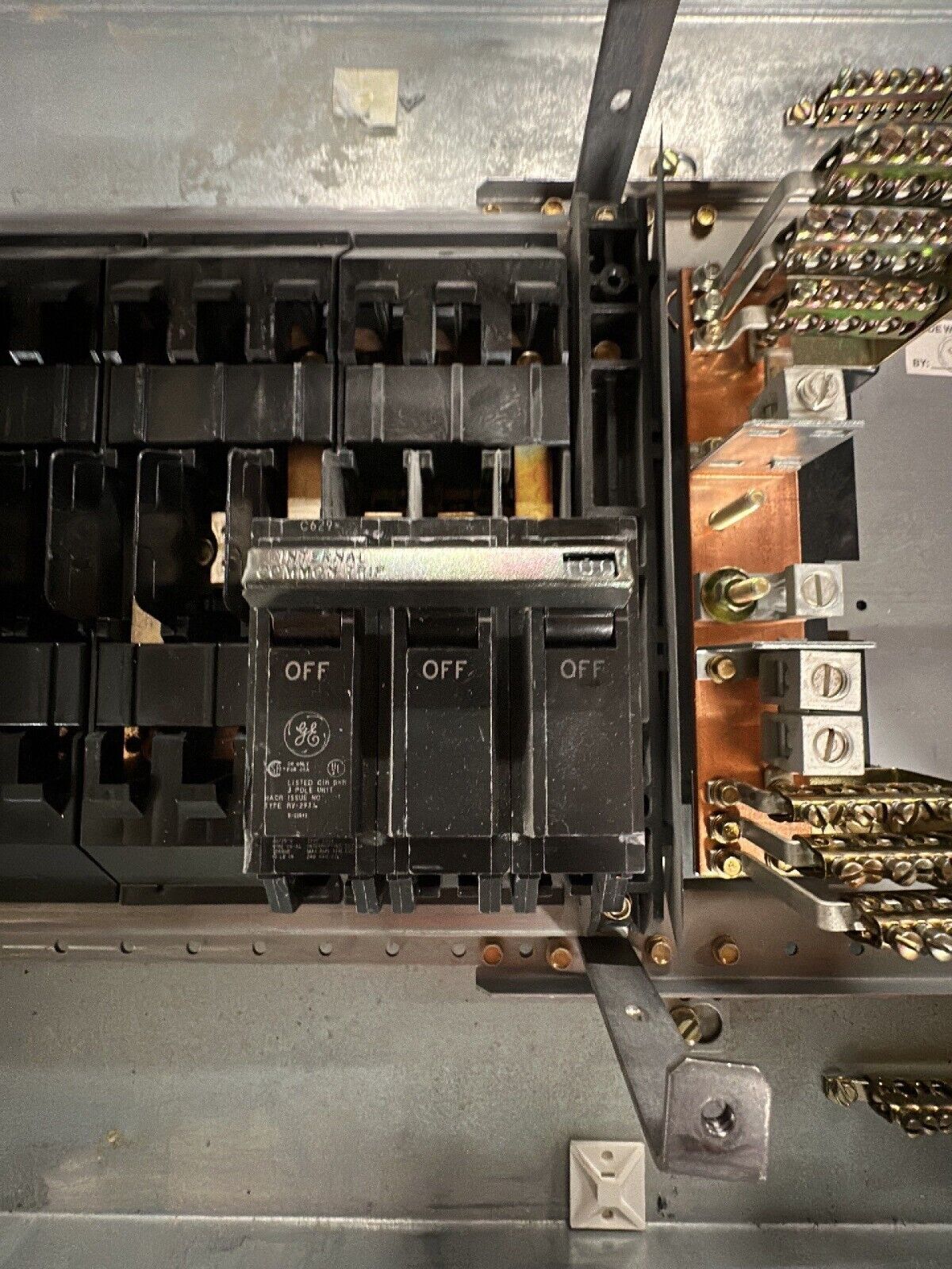 GE AQF3421ABX Panelboard 125A 208Y/120V 3PH 4W 42 CIR Indoor MCB Main THQB32100 P026 Used