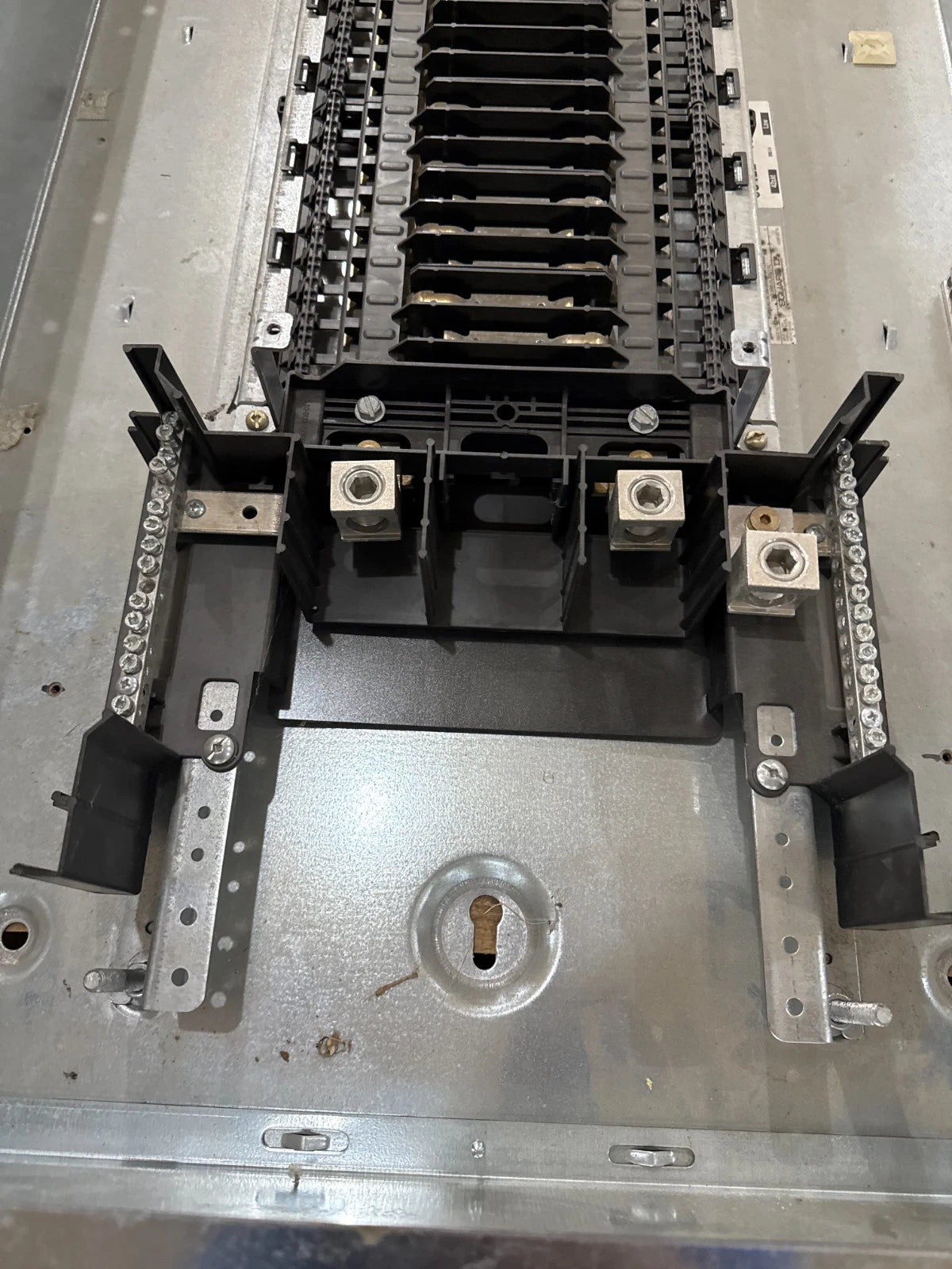 Square D NQ42L2 Panelboard 225A 240V 1PH 3W MLO 225 Amp Panel 42 Cir MH38 Used