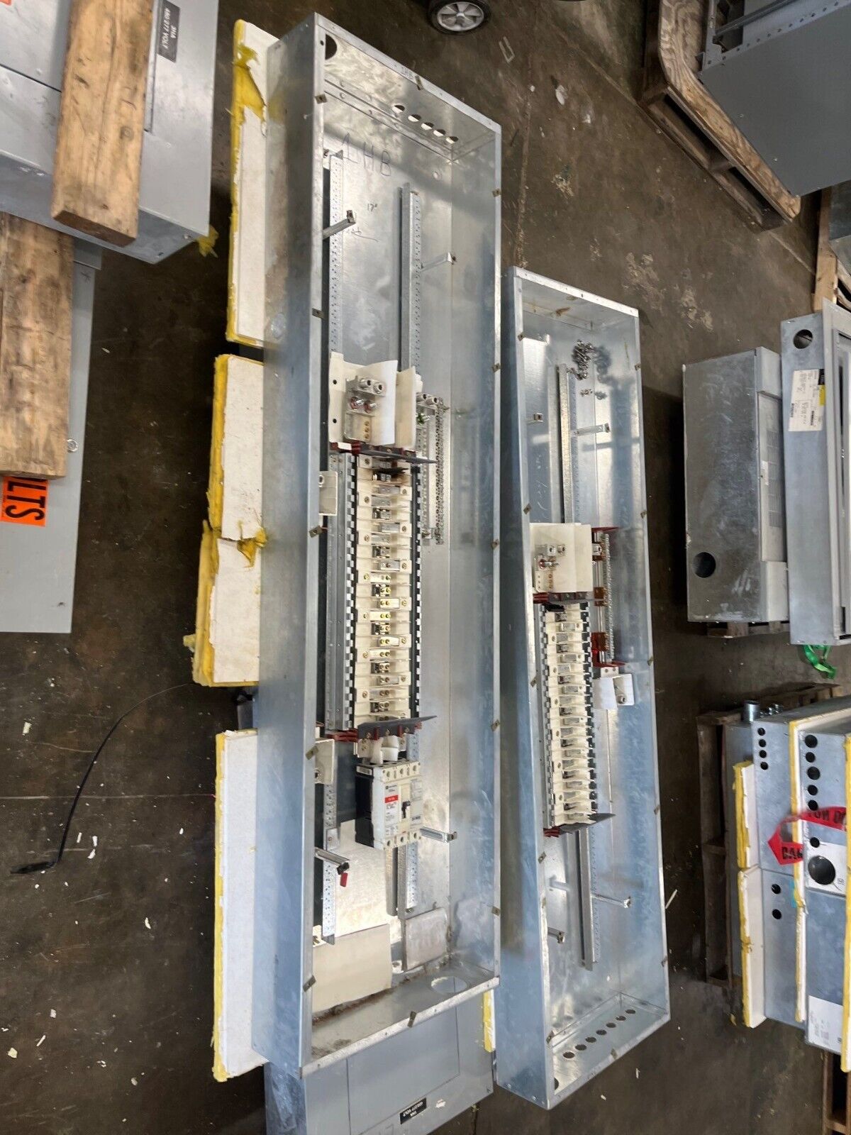 Cutler Hammer PRL2A Panelboard 400A 277/480V 3PH 4W Indoor Encl 42Cir FD3225 MLO P580 Used