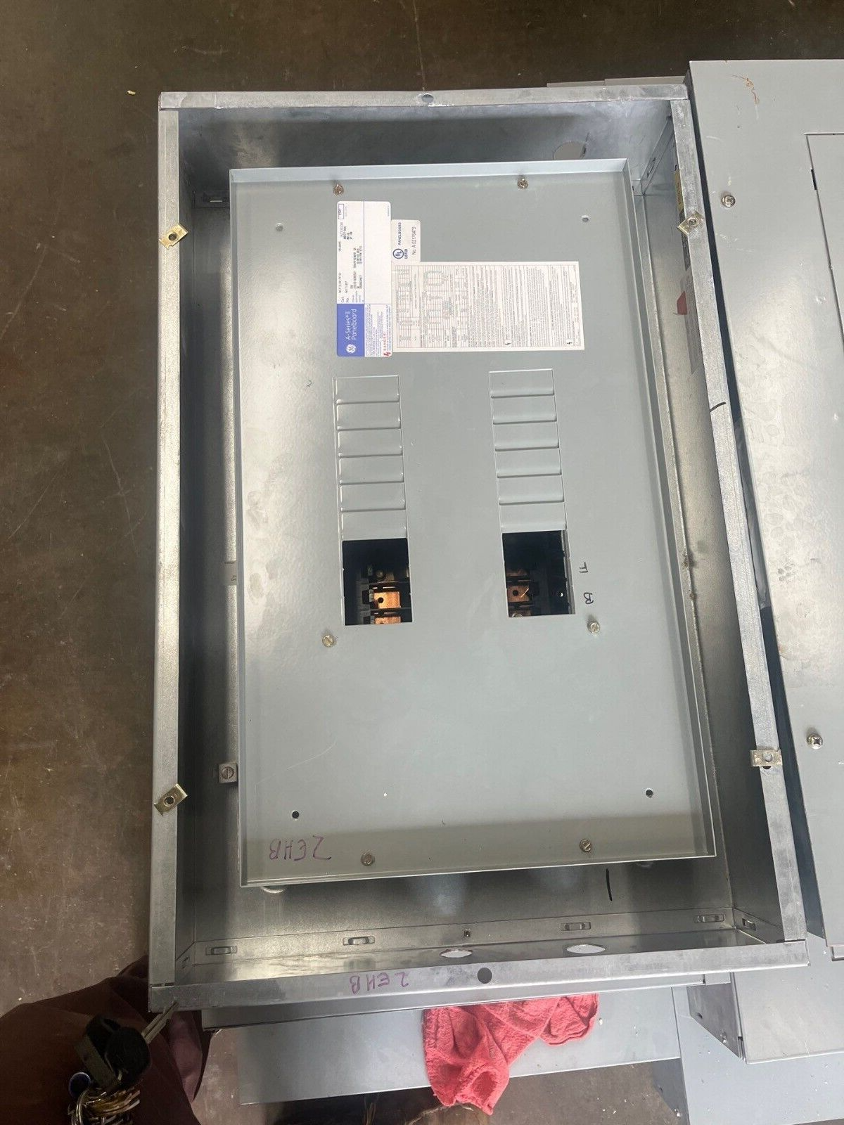 GE AEF3181MTX Panelboard 125A 480/277V 3PH 4W Indoor Encl 18 Circuit MLO AB31B P605 Used