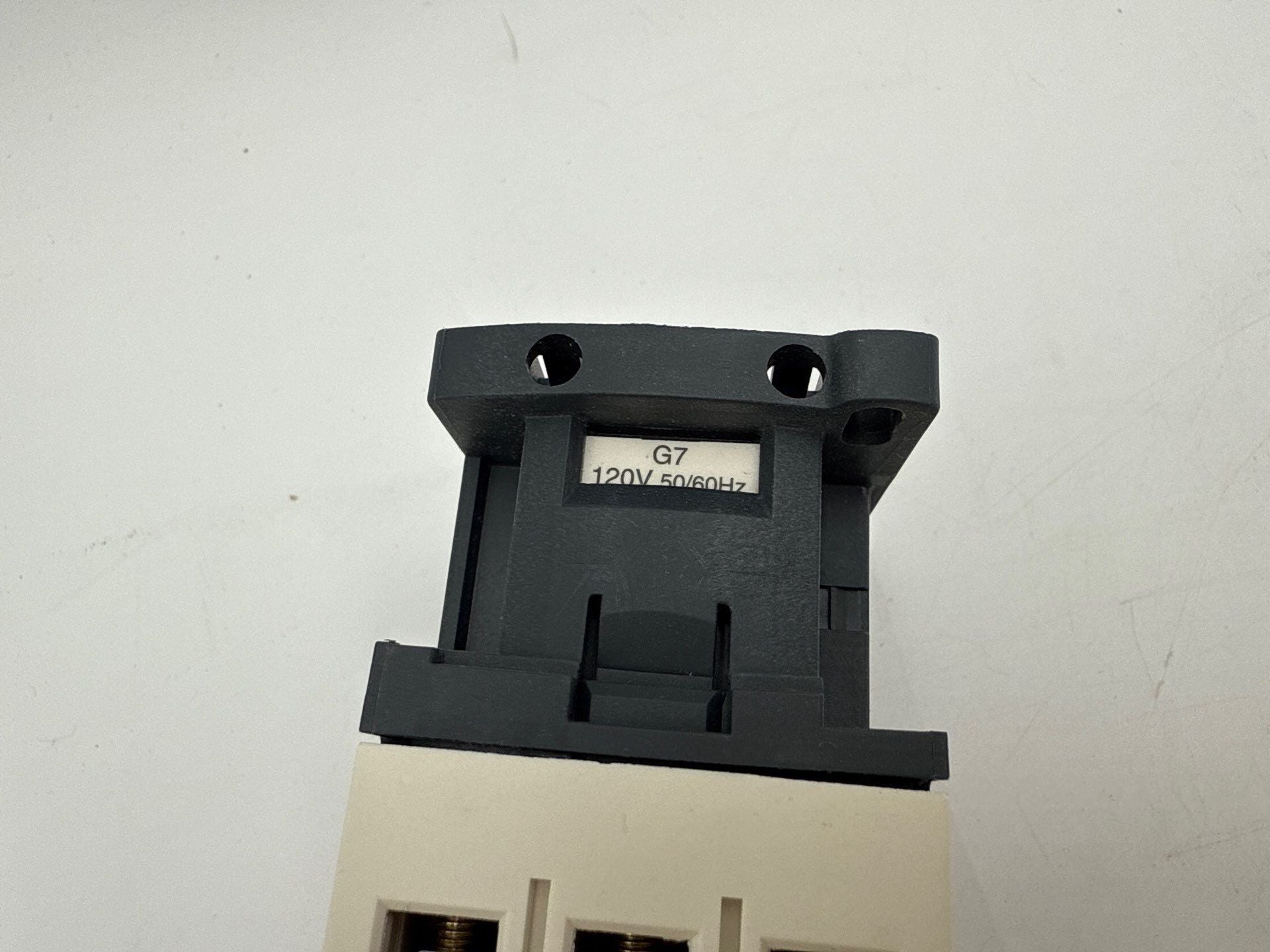 Telemecanique CAD32G7 Control Relay Auxiliary Contactor Coil 120V 50/60Hz New