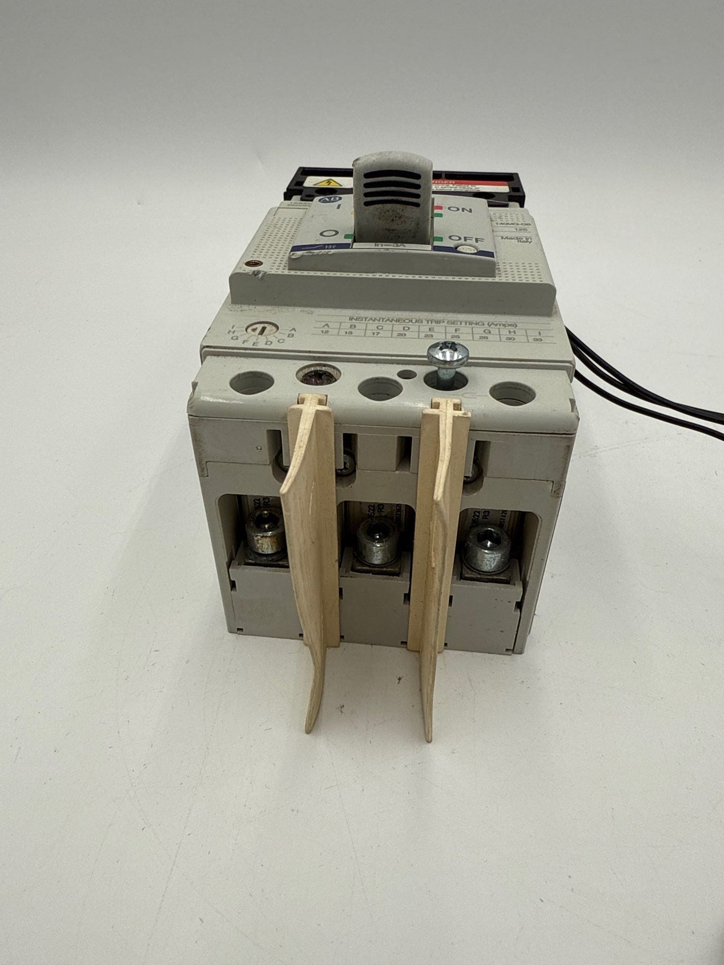 Allen Bradley 140MG-G8P-B30-KA Circuit Breaker 3A 3P 600V 3PH 140MG 3 Amp Used