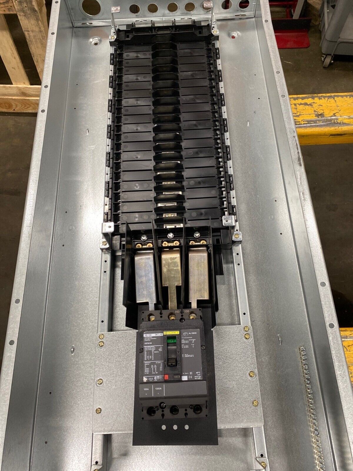 SQUARE D NF Panelboard 100A 480V 3P 3W Indoor Panel 42 Cir Main Breaker HDP36100 P443 Used