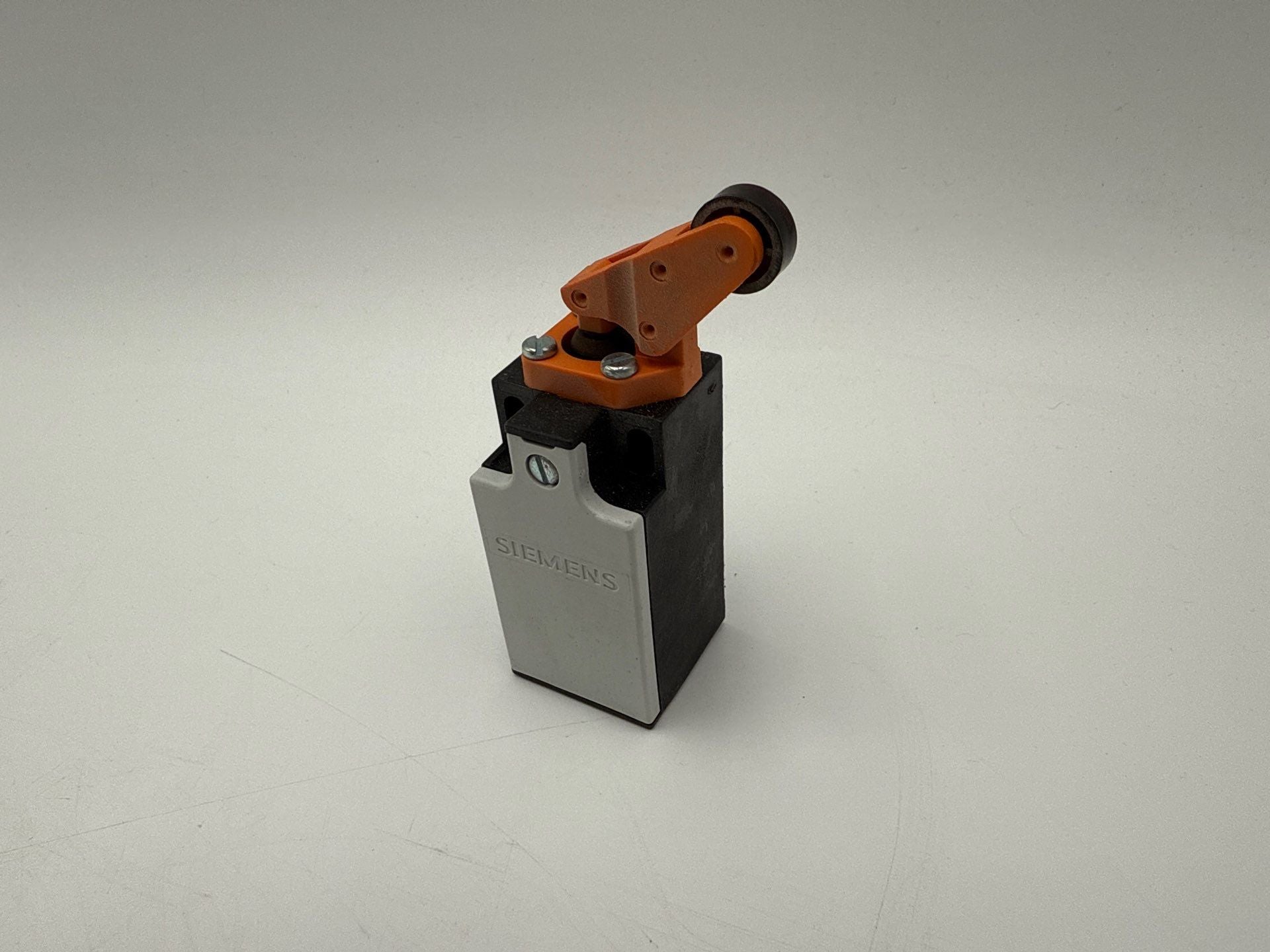 Siemens 3SE2-200-1F Angular Roller Snap Action Limit Switch 6A 230V New