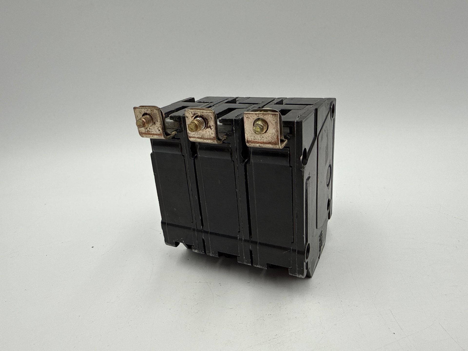 GE THQB32090 Circuit Breaker 90A 3P 240V THQL Bolt On 90 Amp 3 Pole Used