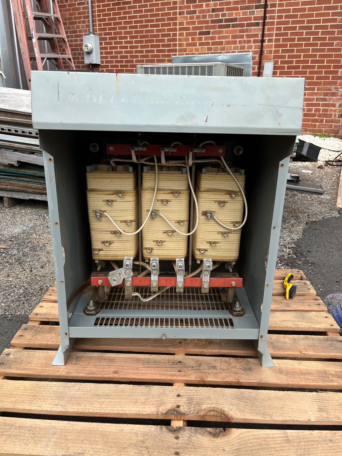 45KVA Hammond NMK045KB Transformer Pri 480V Sec 208/120V 3PH 3R Encl Used