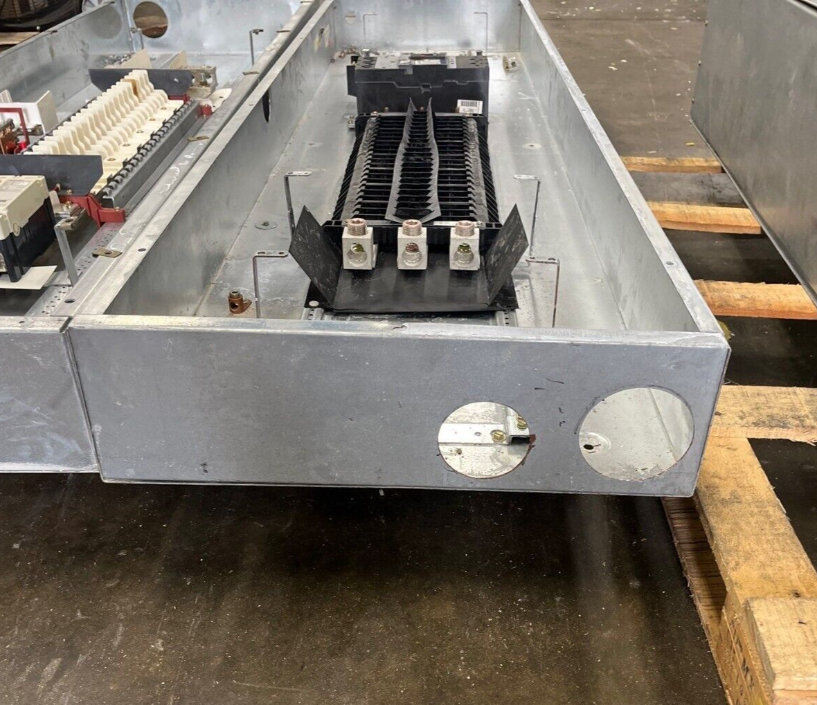 GE AEF3424MBX Panelboard 400A 3PH 480/277V 4W Indoor Encl MLO 42Cir SFHA36AT0250 P585 Used