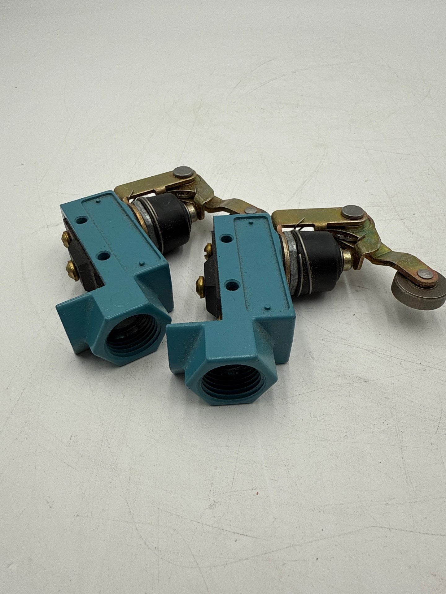 Honeywell BZE6-2RN2 Microswitch Limit Switch Adjustable Roller Lever Used