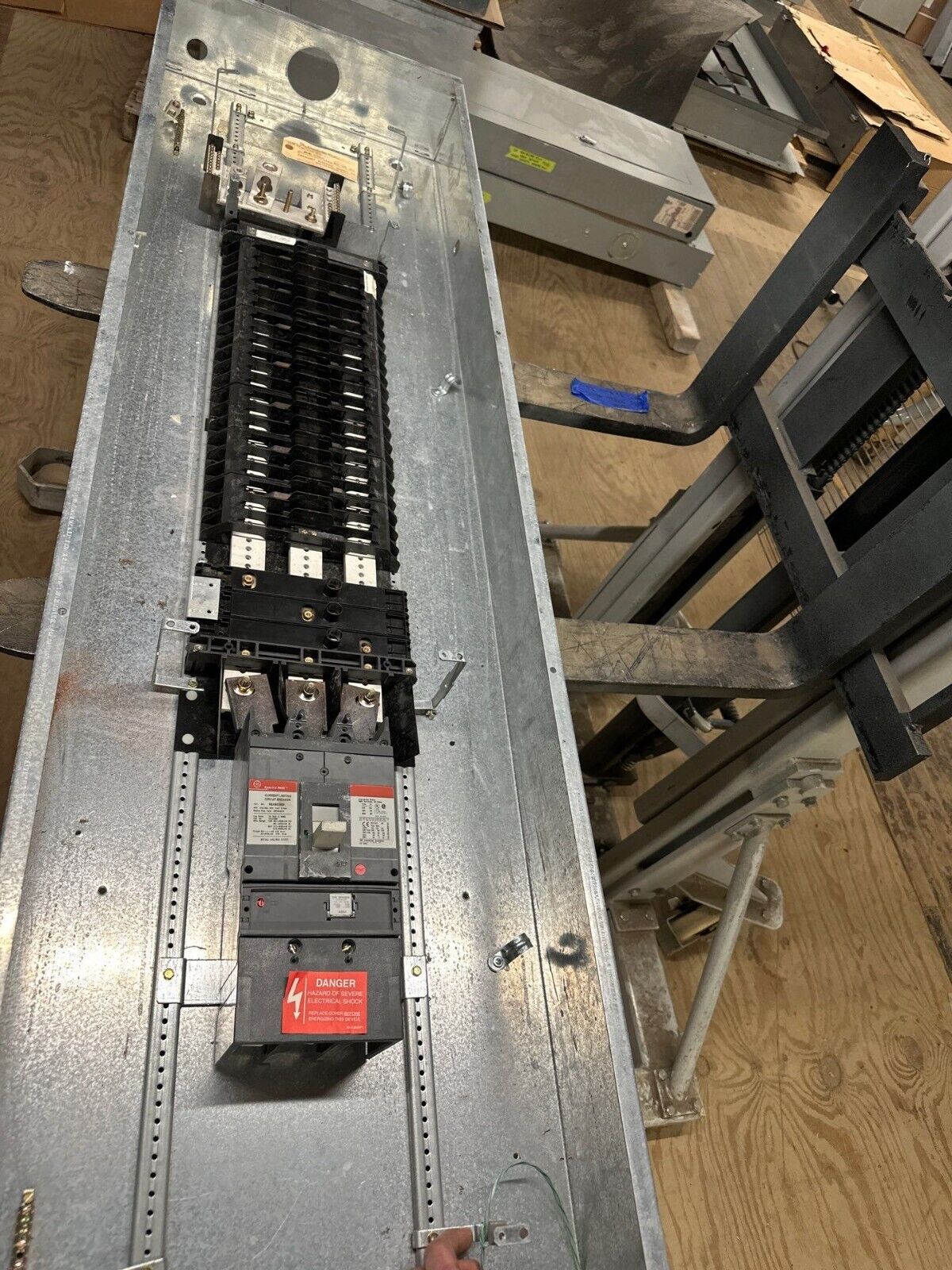 GE AEF3424DBX Panelboard 400A 480Y/277V 3PH 4W 42 Cir Indoor Encl MCB 400 Amp P311 Used