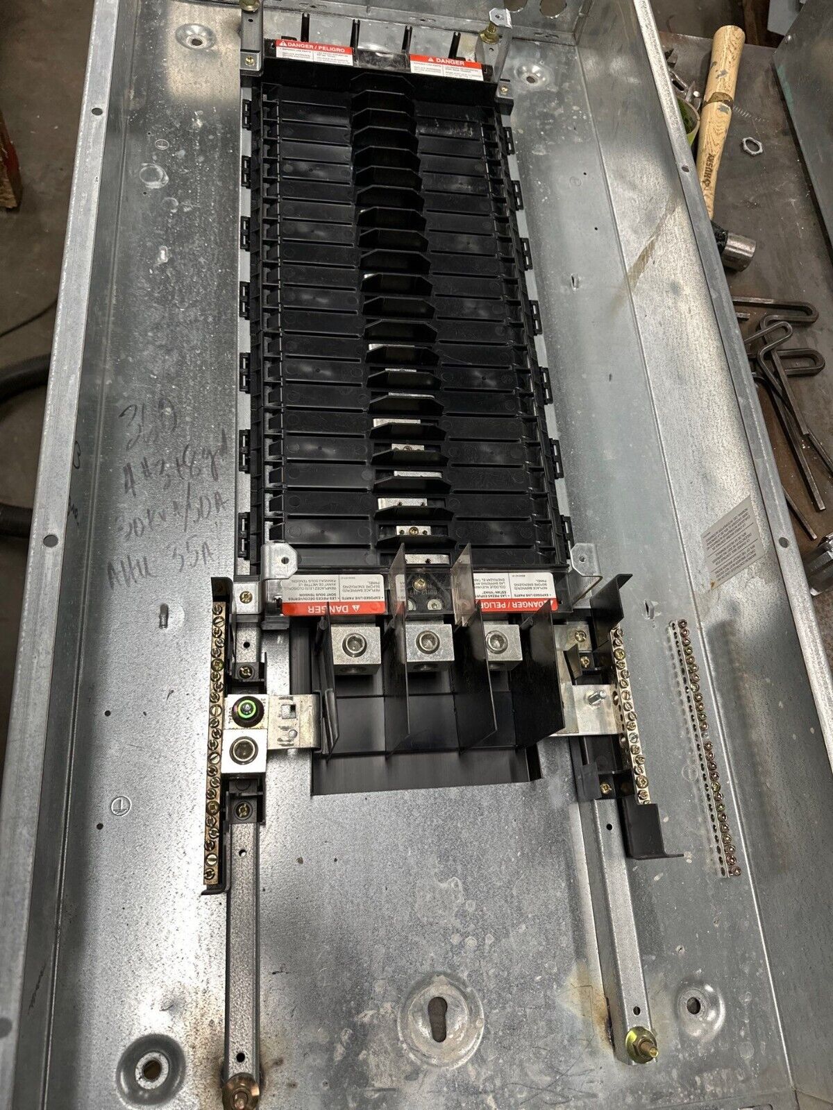 Square D NF Panelboard 250A 600Y/347V 3PH 4W 42 Circuit Indoor Encl Main Lug MLO P352 Used
